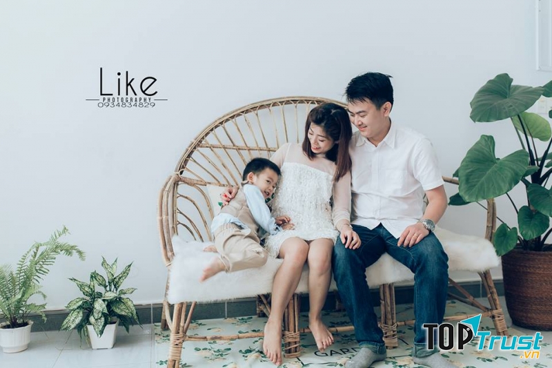 Với đội ngũ nhiếp ảnh chuyên nghiệp, hỗ trợ trang phục, make up và concept đa dạng, tươi sáng, đảm bảo gia đình bạn sẽ có bộ ảnh thật ấm áp và hạnh phúc