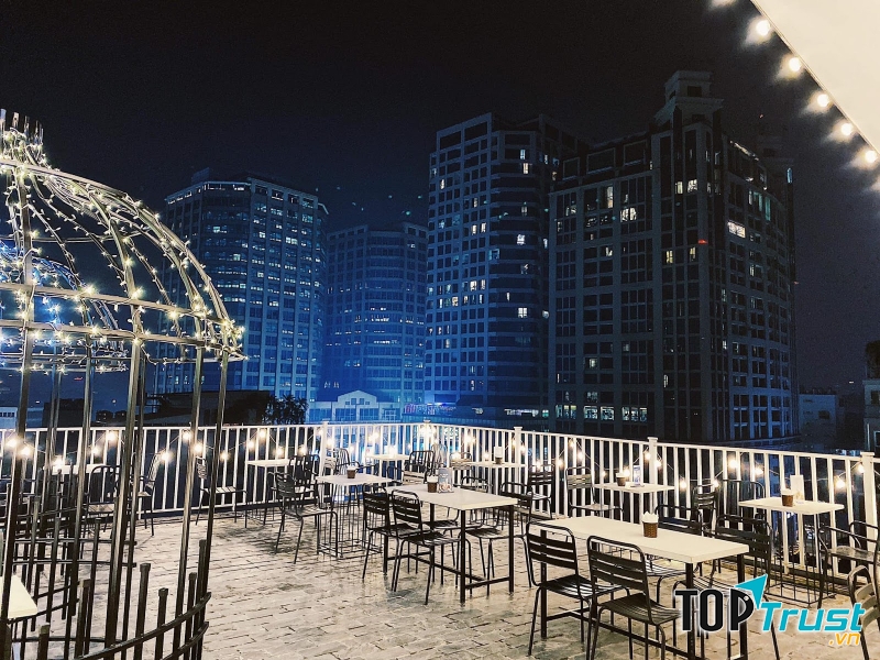 Khung cảnh buổi tối tại Lili Tea World