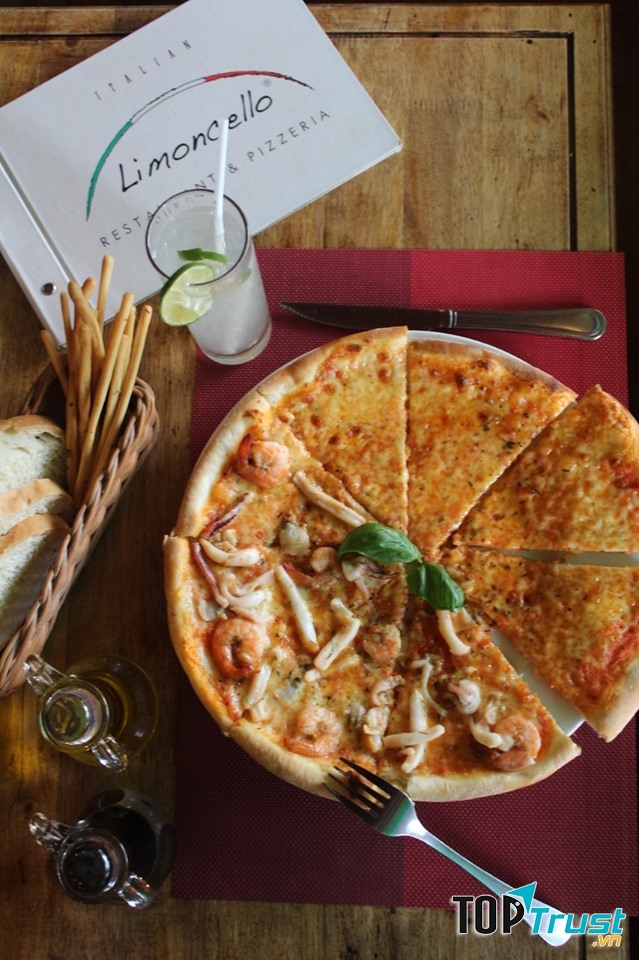 Nhắc đến ẩm thực Ý người ta sẽ nghĩ ngay đến pizza và mì Ý, vậy nên ghé Limoncello- một nhà hàng Ý đương nhiên món ăn đứng top bán chạy sẽ là pizza và mì Ý