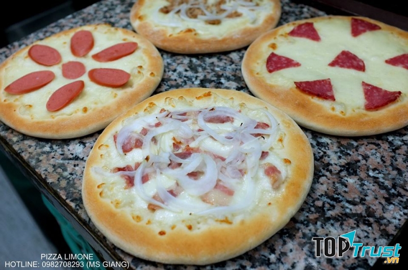 Quán được xây dựng theo phong cách vintage từ đĩa thức ăn đến các vật trang trí đều mang đậm phong cách cổ điển, lãng mạn thích lợp là nơi hẹn hò của những bạn trẻ.