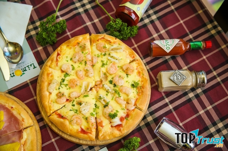 ﻿Limone - Italian Foods xây dựng theo phong cách vintage từ đĩa đựng thức ăn, các vật trang trí đến cả khăn trải bàn đều nhuốm màu sắc cổ điển, lãng mạn. ﻿