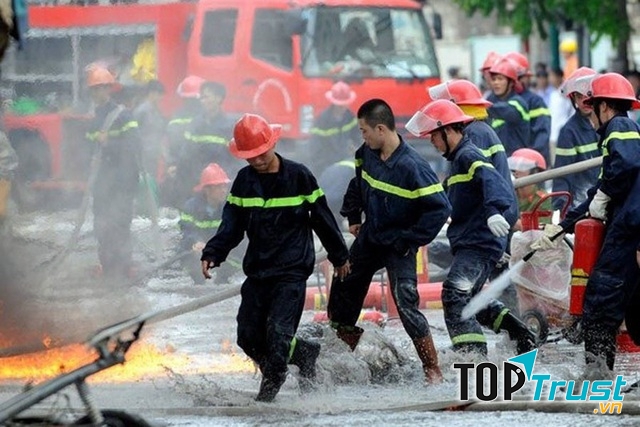 Dù ở bất cứ nơi đâu, nghề làm nhân viên cứu hỏa luôn phải đối mặt với nguy hiểm đến tính mạng