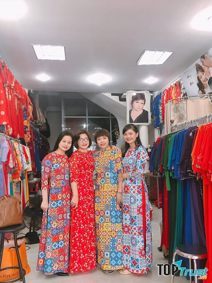 Chất liệu vải áo dài rất mềm mại, dễ mặc, không gây khó chịu khi hoạt động nhiều nên phù hợp để mặc trong mọi dịp.