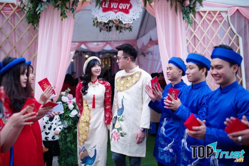 Đến đây bạn dễ dàng tìm cho mình những chiếc áo dài cưới ưng ý với đủ thiết kế từ cách tân đến truyền thống.