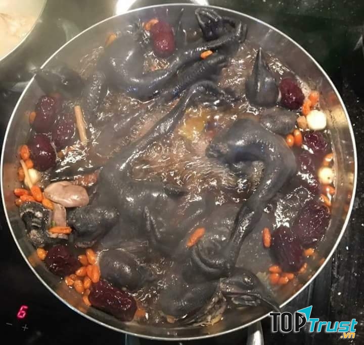 Toàn bộ gà đều là nhà nuôi, đảm bảo ngon và sạch, không gây hại cho người tiêu dùng.