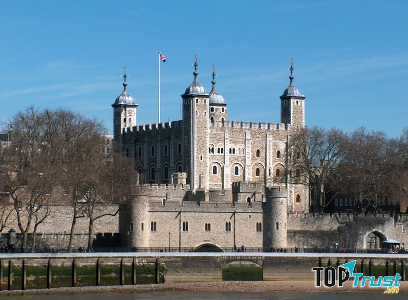 Linh mục đào tẩu khỏi nhà tù Tháp London