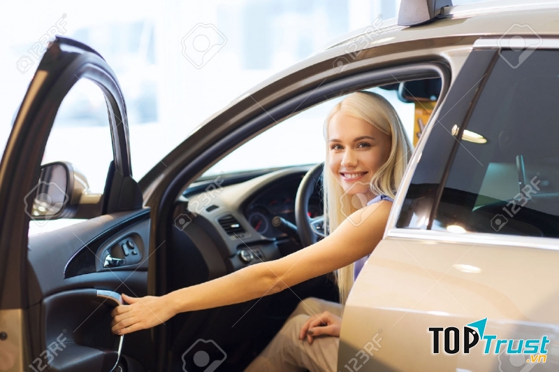 Thời đại giờ đi xe máy là cũ lắm rồi - tập đi ôtô dần thôi.