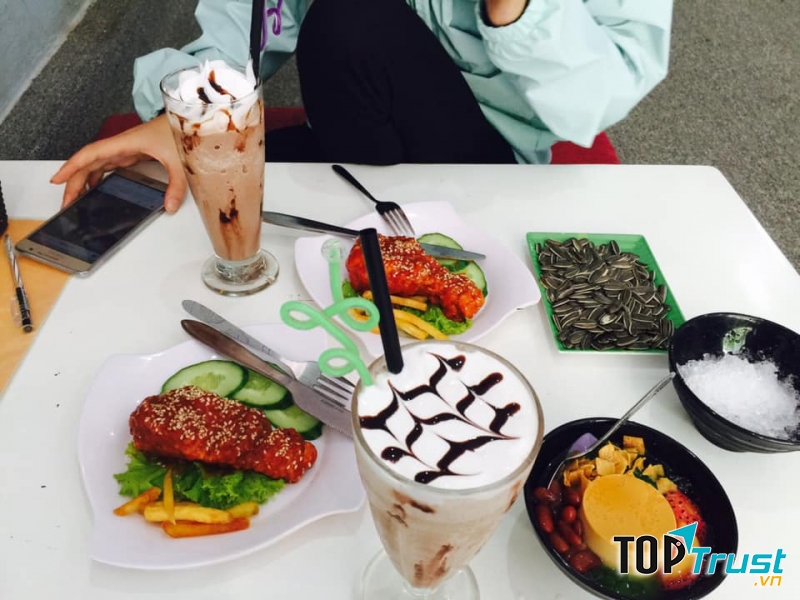 Tại Link Tea, các món đồ uống phục vụ vô cùng đa dạng và phong phú, từ trà hoa quả, matcha, cà phê,.. đến món trà sữa đang là hot trend trong giới trẻ