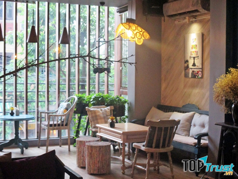 Thuộc con phố cafe Nguyễn Hữu Huân, Lissom Parlour có vị trí khá đẹp và dễ tìm