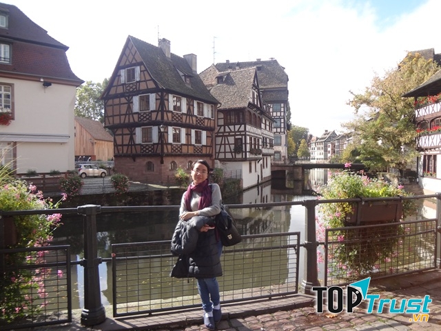 Hay trải nghiệm đi bộ doc theo dòng sông Ljubljanica là một điều tuyệt vời trong thời tiết mùa xuân mát mẻ