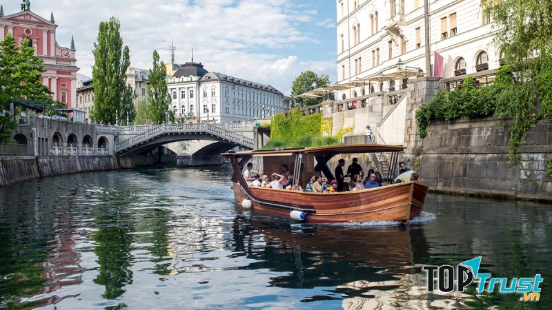 Khám phá Ljubljana bằng  thuyền dọc theo dòng sông Ljubljanica xanh mát thật thú vị