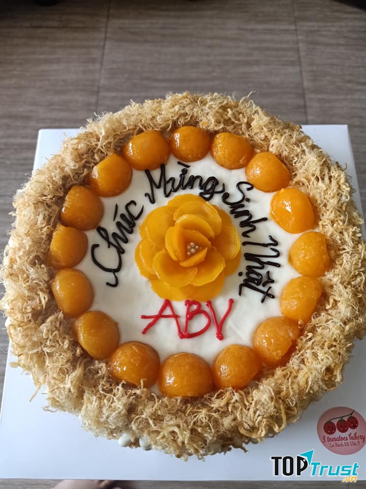 Bánh bông lan trứng muối của lò bánh mì Hải 9 là sự kết tinh của vị mằn mặn bùi bùi của trứng muối và chà bông, thêm vào đó là miếng phô mai hòa cùng vị ngọt thanh của chiếc bánh