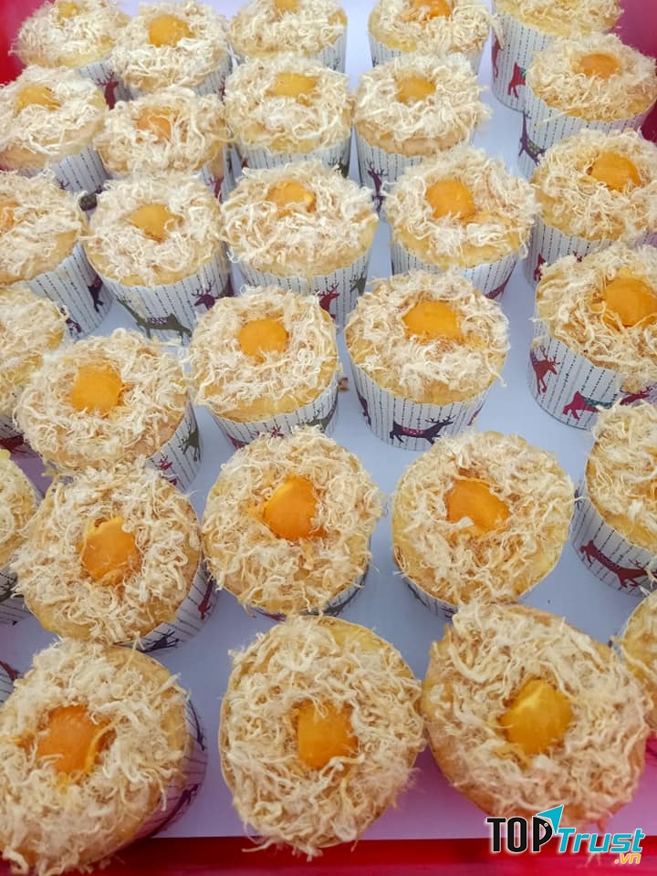 Quán có bánh bông lan trứng muối dạng cupcake nhỏ nhỏ vừa miệng, rất được yêu thích.