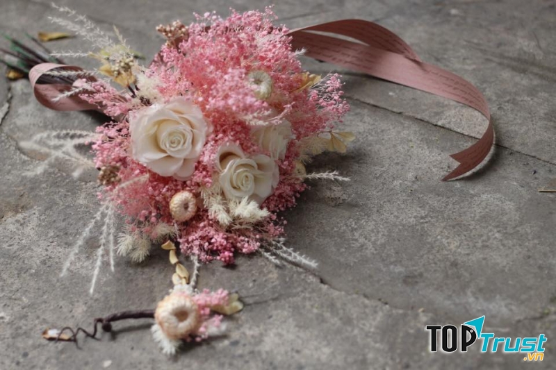 Lọ thủy tinh và hoa