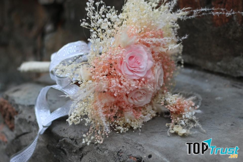 Lọ thủy tinh và hoa