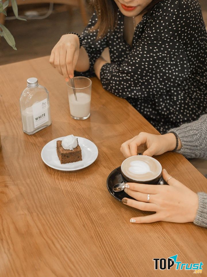 Latte là loại thức uống đặc biệt được yêu thích tại Lò Xo Cafe.