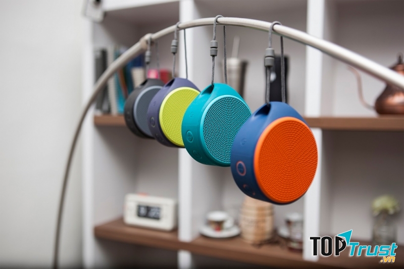Logitech X100 là loa bluetooth có thể phát âm thanh xa tới 10m.