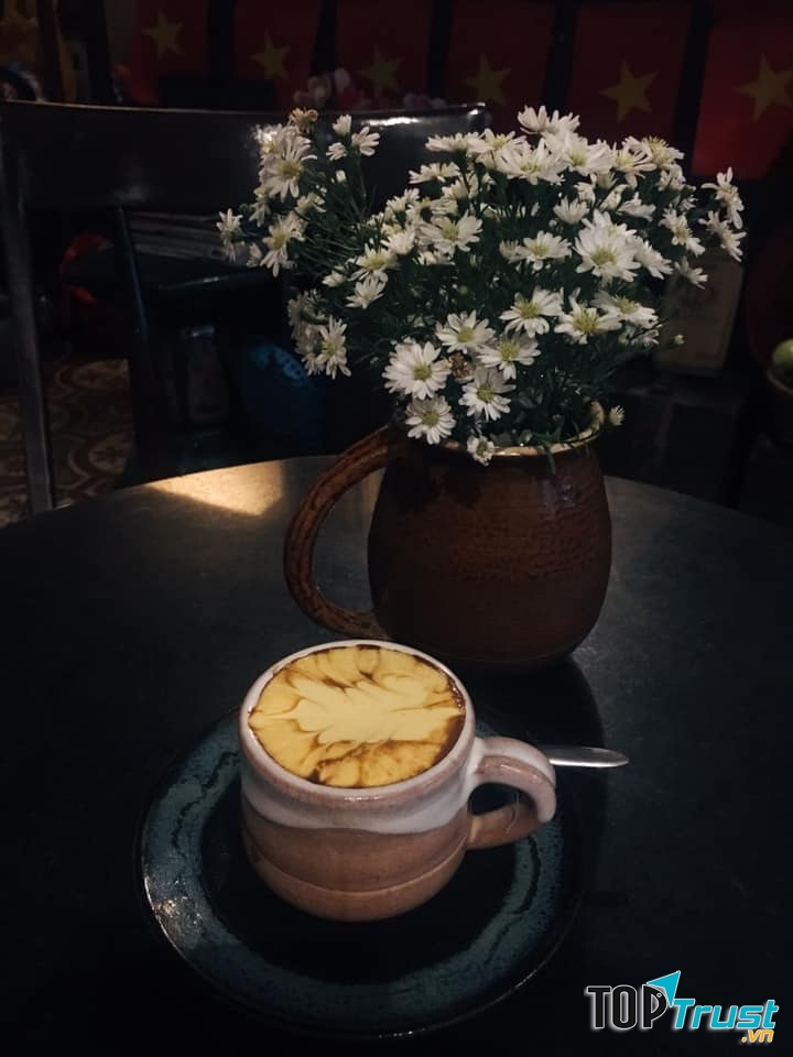 Lớp trứng được đánh bông mịn, không hề tanh mà còn béo béo, ngậy ngậy. Đây là điểm dừng chân thú vị cho những ai yêu cà phê.