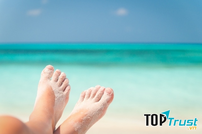 Loại bỏ cát dính ở bàn chân và giày dép