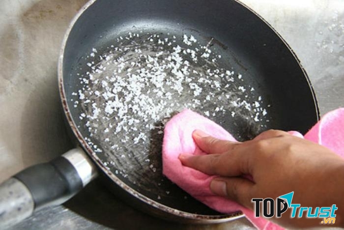 Loại bỏ vết bẩn cứng đầu trên chảo bằng muối