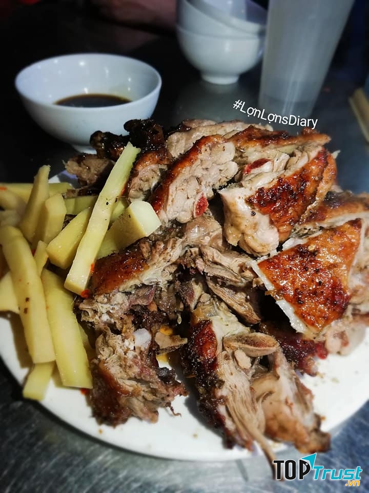 Thịt vịt được đầu bếp của Lộc Vịt ướp thấm đều gia vị nên ăn rất đậm đà, ngọt thịt