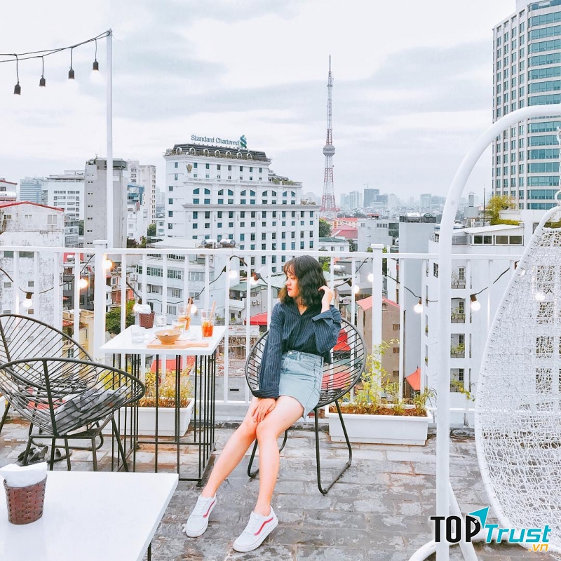 Với tầm nhìn từ trên cao, bạn có thể thu trọn quang cảnh thành phố Hà Nội.