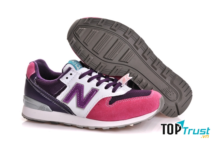 Logo bên dưới đế giày