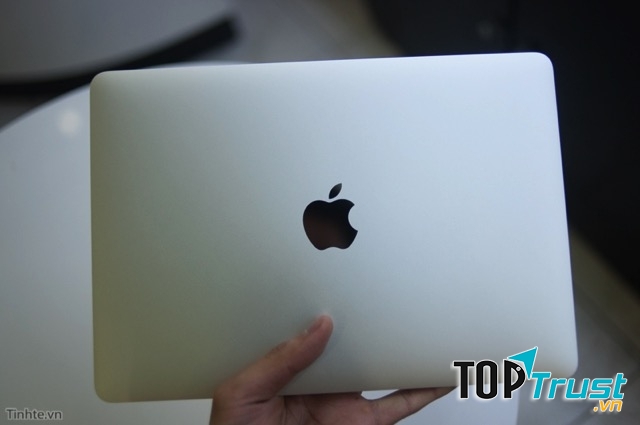 Logo quả táo trên lưng máy không còn phát sáng