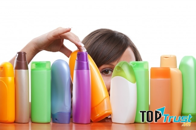 Các cô gái thường rất băn khoăn trước hàng trăm nhãn hiệu dầu gội khác nhau trên thị trường (Ảnh: Internet)