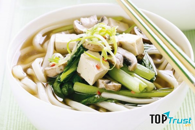 Mì Udon có thể dùng chung với nhiều loại thảo mộc mà không sợ mất vị.