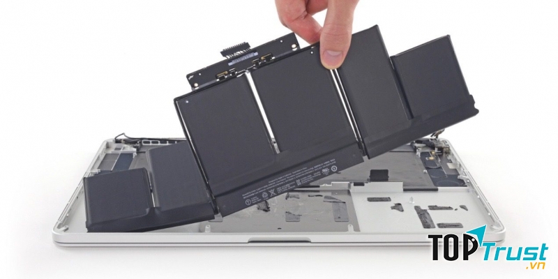 Pin của Macbook khá phức tạp nên hãy lưu ý khi sạc và sử dụng