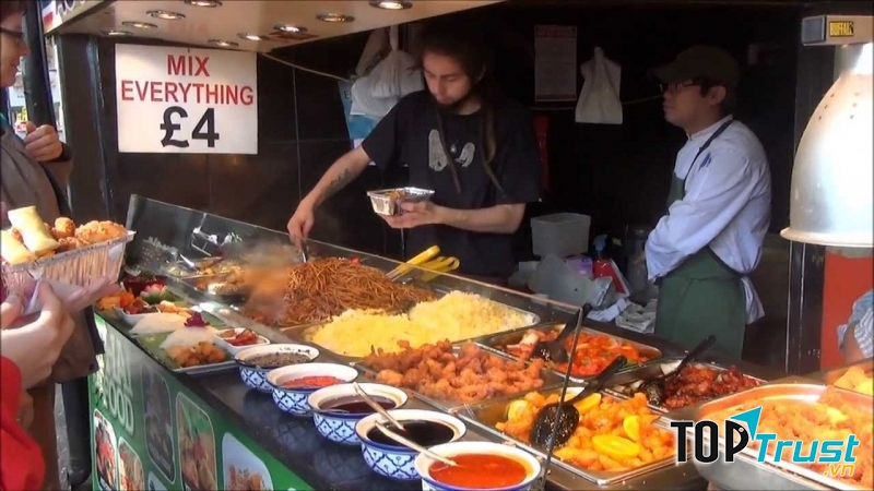 Hương vị đậm đà của xúc xích và béo ngậy của bánh nướng.