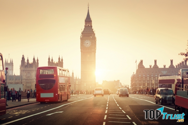 London nổi tiếng với xe bus 2 tầng và nhiều địa điểm du lịch thú vị