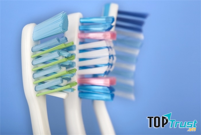 Lông bà chải quá cứng làm men răng bị bào mòn, nướu bị tổn thương