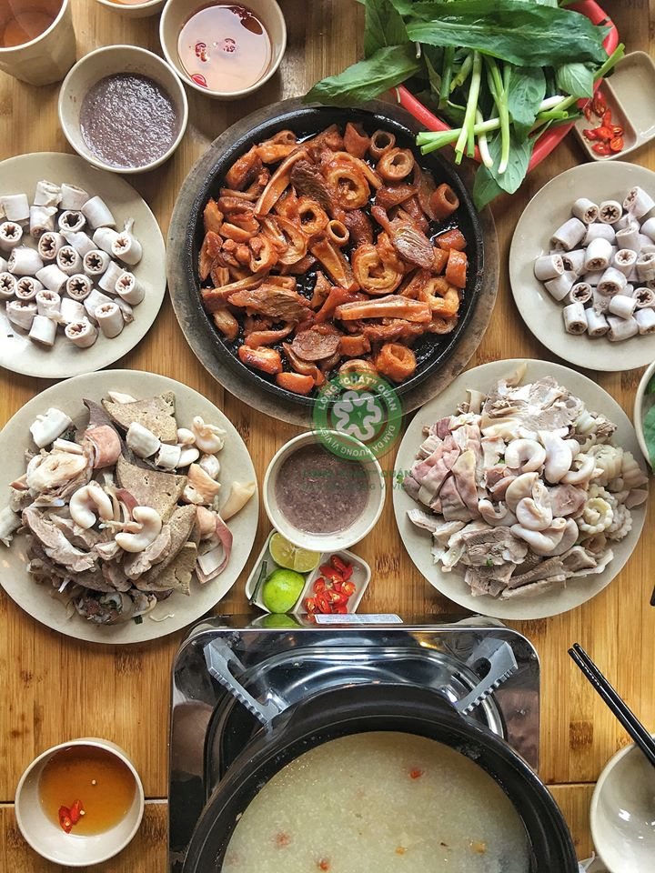 Quán lòng Chát có menu rất đa dạng bao gồm cháo lòng, lòng luộc, lòng nướng, nộm lòng, lòng xào dưa…