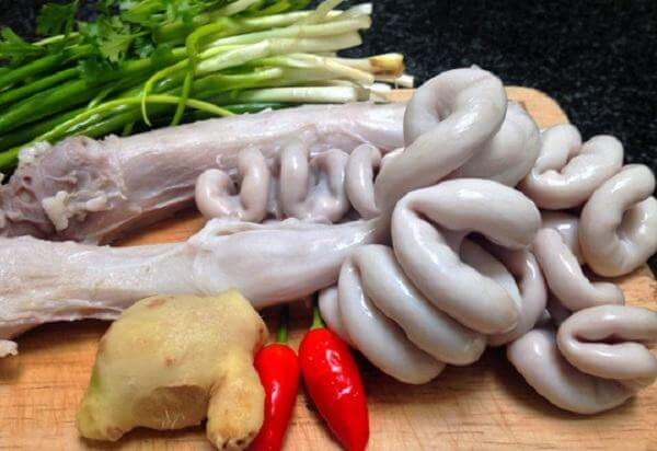 quán còn phục vụ nhiều món khác, với lòng rán, bận có thể gọi thêm một đĩa đậu rán và một phần bún nữa là vừa xinh cho 2 người.