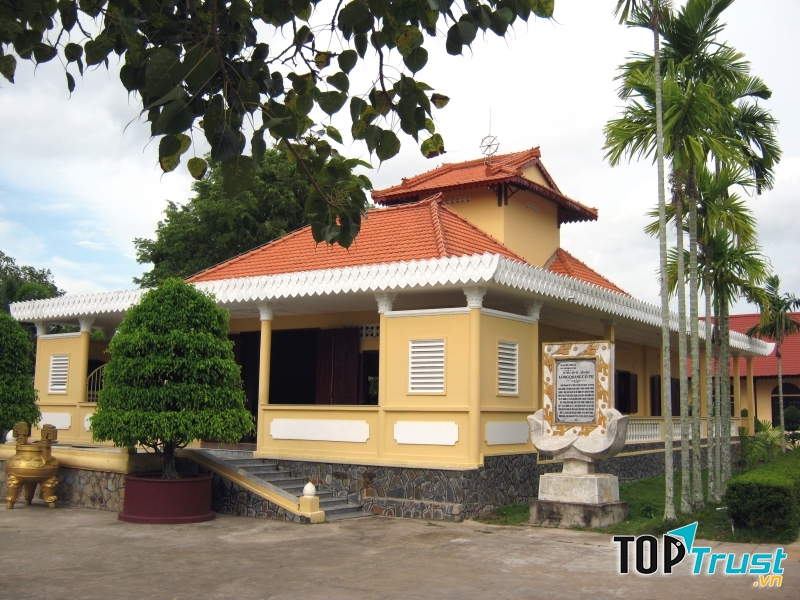 chánh điện chùa Long Quang