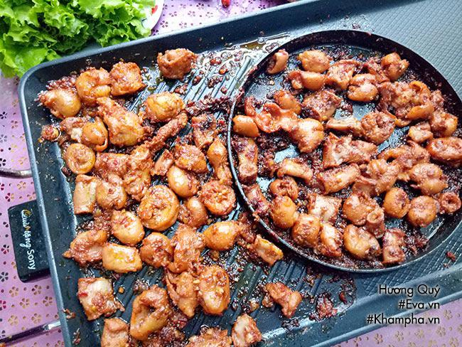 Miếng lòng rán chấm với mắm tôm hay nước mắm được pha với nhiều loại gia vị khác nhau như chanh, tỏi, ớt… đã hấp dẫn biết bao thực khách.