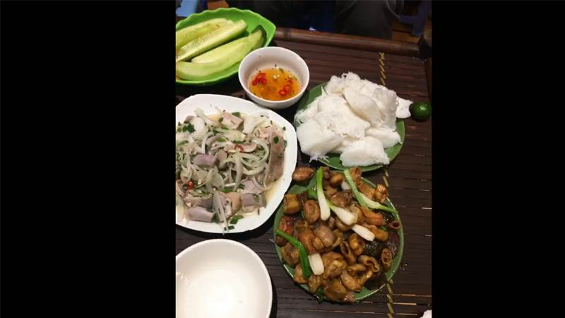 Ngoài lòng rán, quán còn rất nhiều món ăn được yêu thích khác như lòng xào, nộm lòng… ﻿