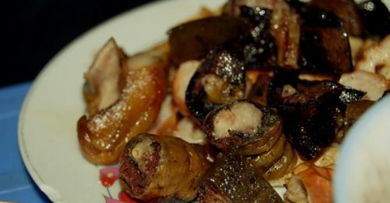 Một đĩa lòng rán tại đây, thêm một bát bùn nữa là một phần no cho hai người.