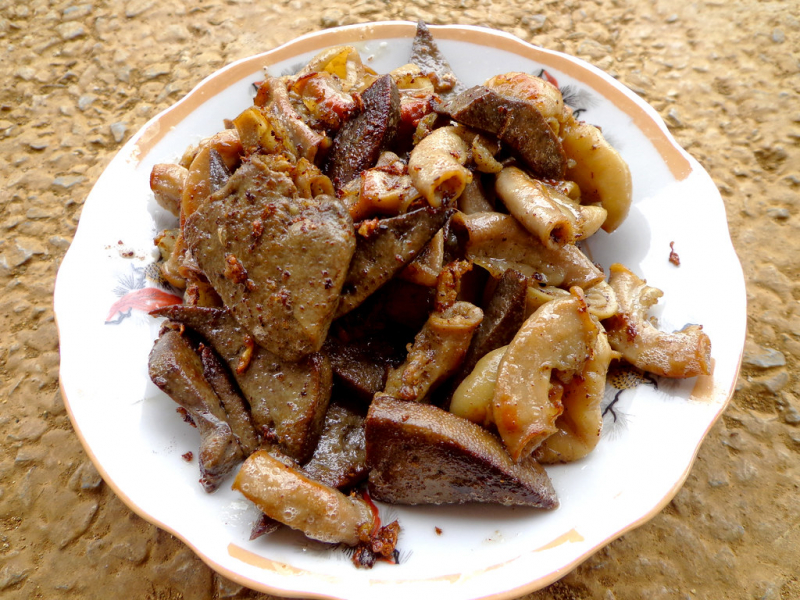 Lòng ở đây được rán vàng ươm, ăn hơi dai dai, giòn giòn