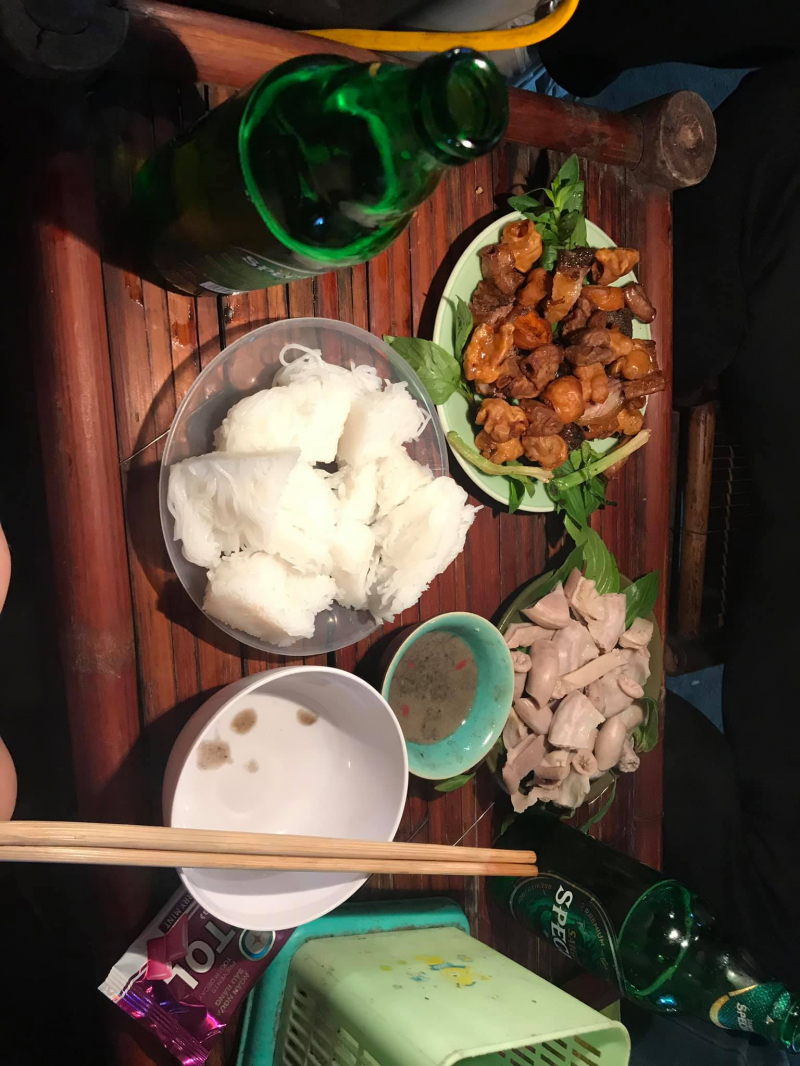 Đĩa lòng rán đầy ụ, có là lòng già, dạ dày, nõn đuôi, thịt dải…