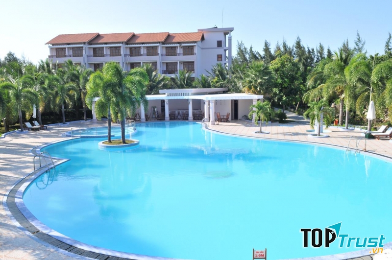 khu nghĩ dưỡng thiết kế phù hợp với những người yêu thể thao như bơi lội ,tennis