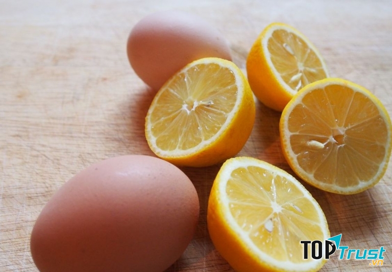 Trong chanh có chất axit cực mạnh giúp tẩy tế bào chết trên da cực hiệu quả. Trong khi đó lòng trắng trứng lại giàu protein giúp da ngày càng căng mịn và tươi trẻ.
