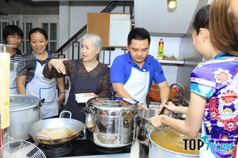 Lớp dạy nấu ăn của cô Dzoãn Cẩm Vân