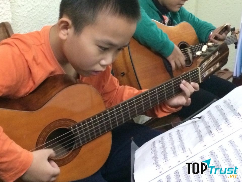 Lớp guitar trung tâm âm nhạc Quỳnh Anh