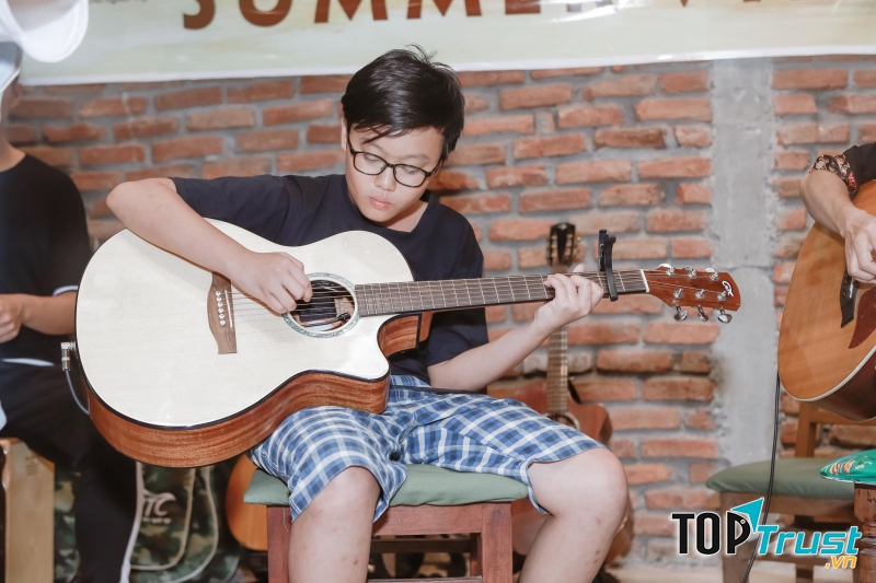 Lớp Học Guitar MTC