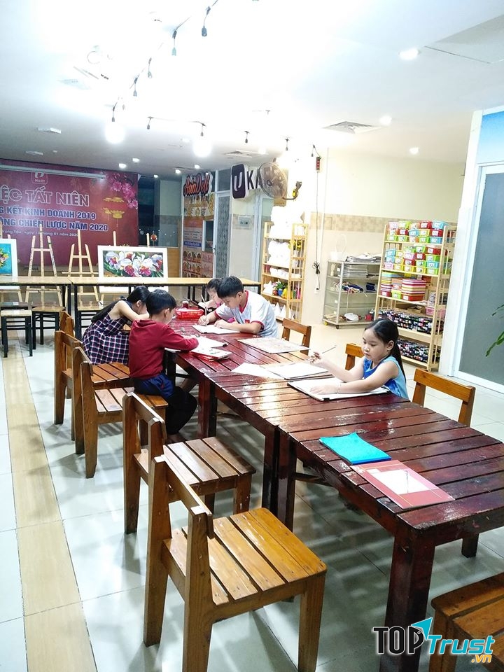 Các bé học vẽ tại lớp