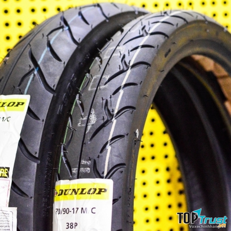 Lốp xe máy Dunlop.