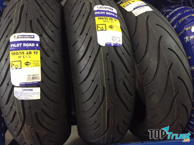 Lốp xe máy Michelin.